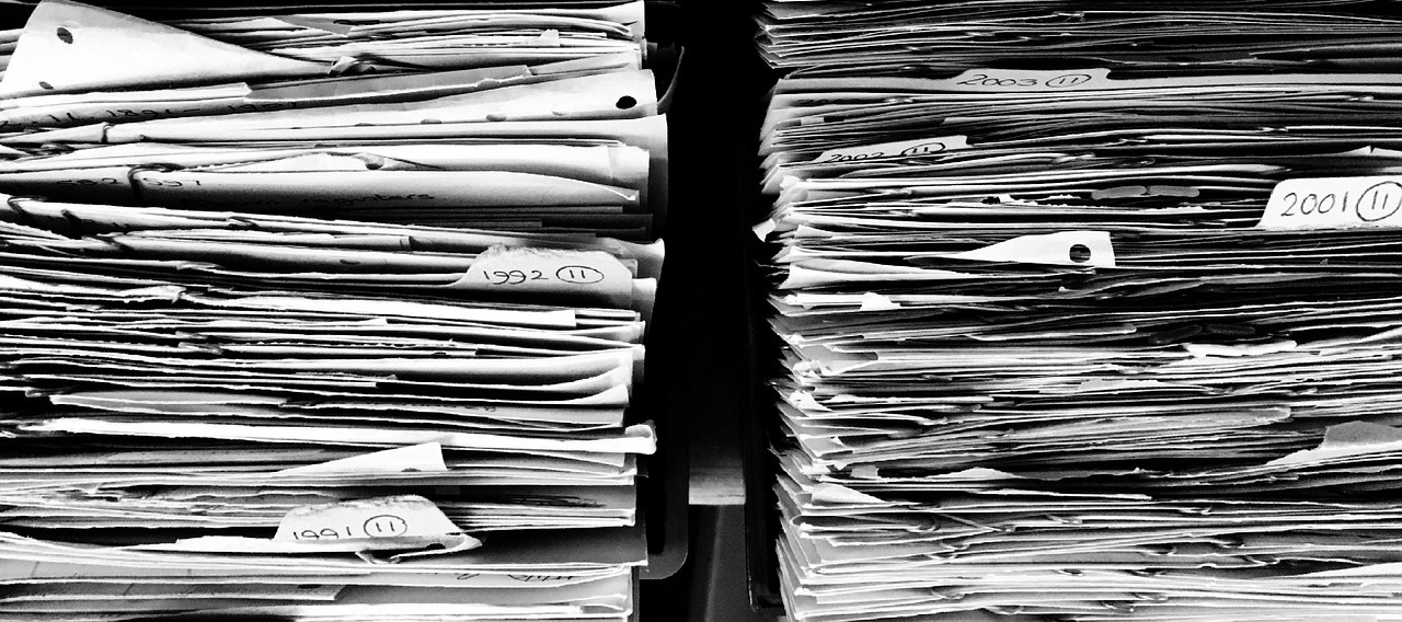 Pilas de carpetas de papel